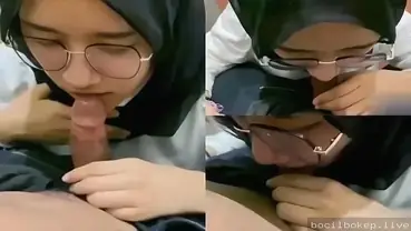 Cewek teman sekelas nakal hisap kontol nikmat di toilet