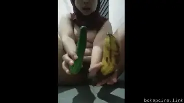 Colmek Pakai Timun Pisang Gede Sampe Memek Becek