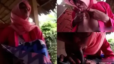 Selingkuh sama sepupu nakal di belakang rumah