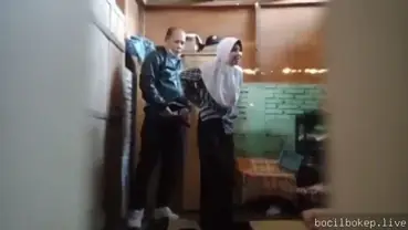 Tetangga mesum paksa ngewe cewek cantik polos